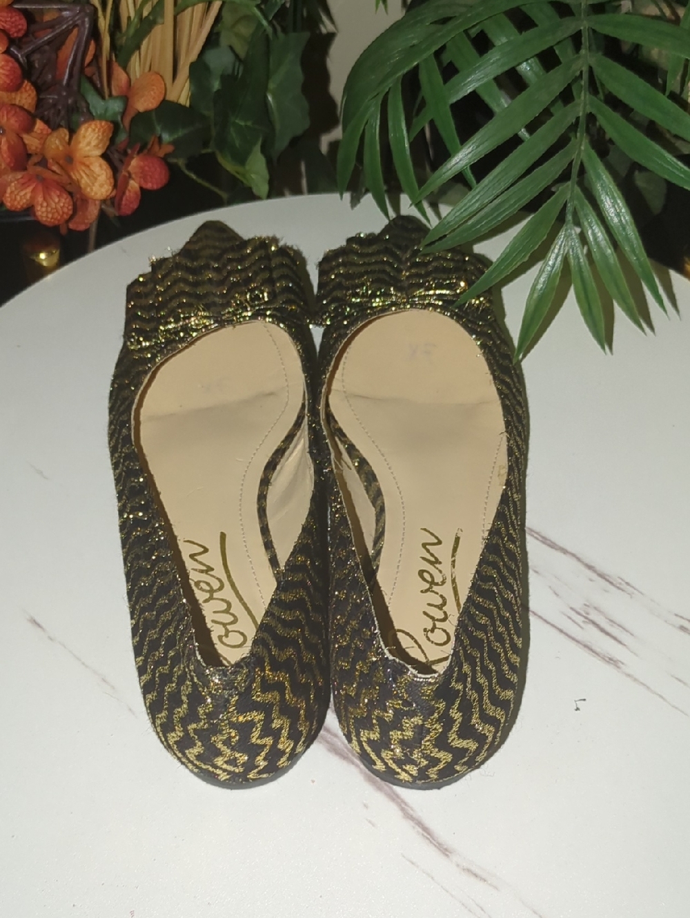 🔥SALE🔥Vintage Rowen Pointed Toe Glitter Flats in Black and Gold - Picture 4 of 7